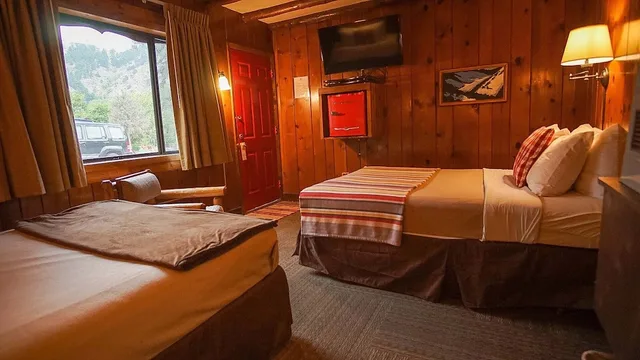 House, Bunk Bed, 2 Queen Beds، Foot of the Mountain Motel 4/9