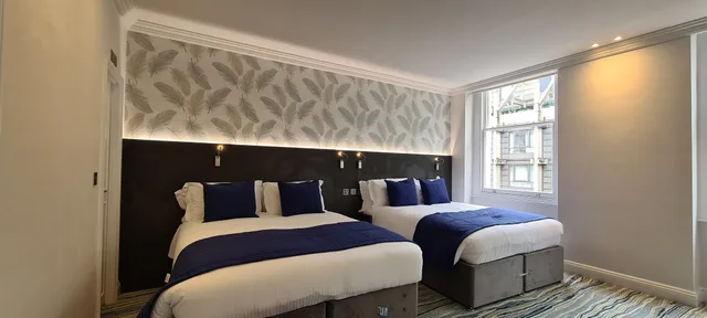 غرفة ديلوكس رباعية بسريرين مزدوجين، Commodore Hotel London 2/7