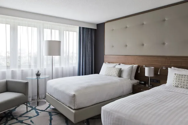 غرفة سوبيريور بسريرين مزدوجين بإطلالة على المتنزه، Vienna Marriott Hotel 3/10