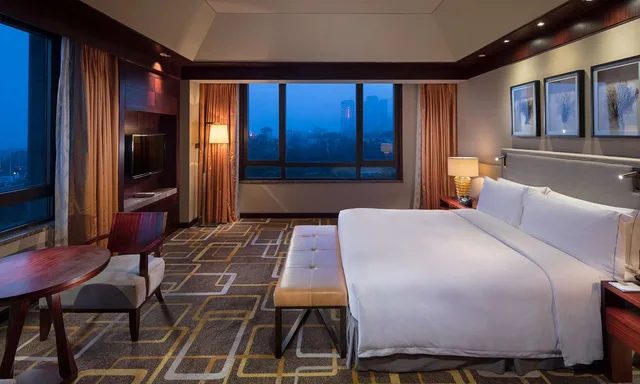 جناح بسرير كينج بغرفة نوم واحدة مع دخول الصالة، Hilton Qingdao Golden Beach 2/3