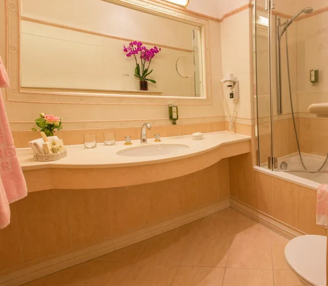 جناح جونيور، SCHLOSSHOTEL ROMISCHER KAISER 6/8