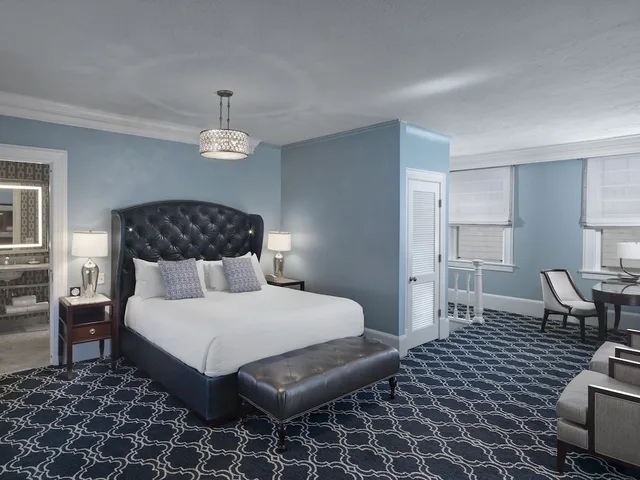 Tower, Suite, King Bed, Bay View, Claremont Resort & Club 1/3