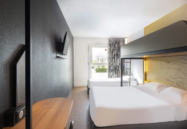 غرفة قياسية ثلاثية بسريرين منفصلين وسرير بطابقين، B&B Hotel Cholet Nord 1/9