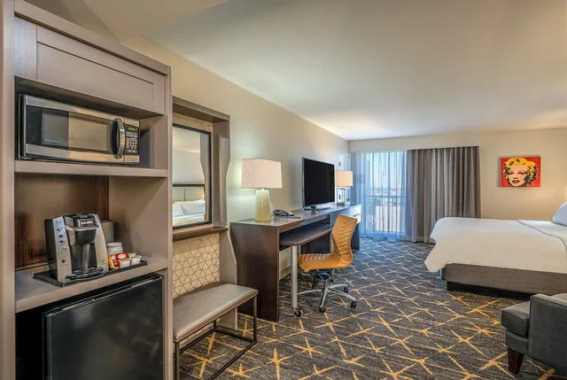 غرفة بريميوم بسرير كينج بإطلالة على المدينة، Holiday Inn New Orleans - Downtown Superdome 4/8