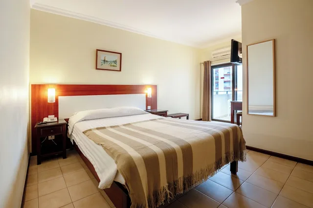 غرفة بسريرين منفصلين بشرفة، Avenida Praia 3/7