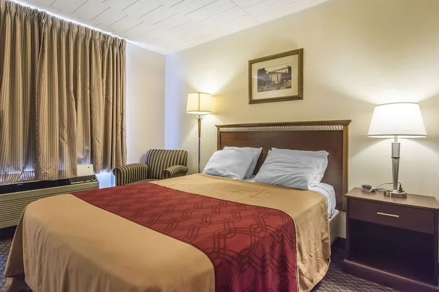 غرفة قياسية بسرير كينج، Econo Lodge Orillia 1/5