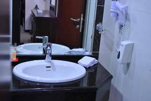 غرفة ثلاثية، LARSA HOTEL 6/9