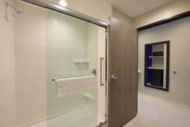 غرفة قياسية بسرير كينج بحوض استحمام لذوي الإعاقة، Holiday Inn Express and Suites Houston North Woodlands Area 2/4