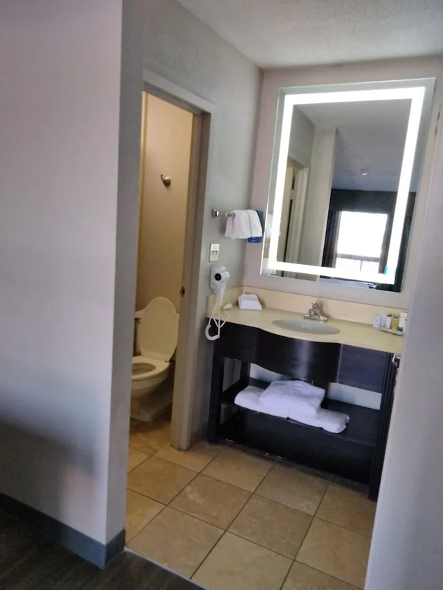غرفة بسرير كينج، Days Inn & Suites By Wyndham Albuquerque North 10/10