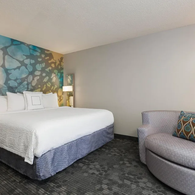 غرفة بسرير كينج مع أريكة بحوض استحمام لذوي الإعاقة، Courtyard Dallas Mesquite 2/4