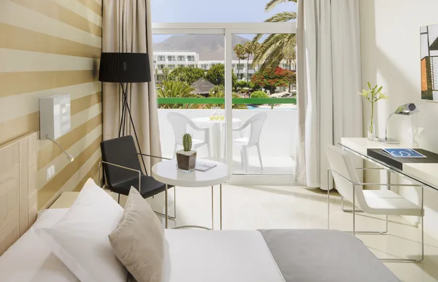 غرفة بريفيليج بسريرين منفصلين، H10 Lanzarote Princess 1/2