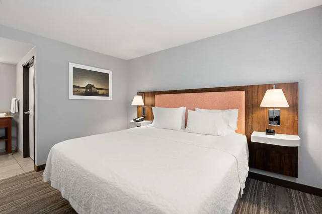 جناح استوديو بسرير كينج مع أريكة، Hampton Inn & Suites Burlington WA 1/5