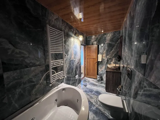 غرفة كومفورت ثلاثية بسرير كوين وسرير فردي بجاكوزي، Falcon Cave Suites 4/5