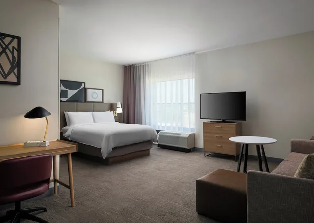 جناح استوديو بسرير كوين بمطبخ لذوي الإعاقة، Staybridge Suites Flowood 3/6