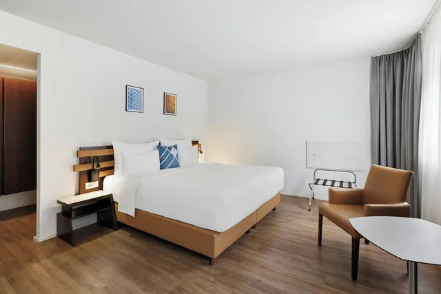 Room, King Bed, Courtyard View, Four Points Flex by Sheraton Vienna Hauptbahnhof 1/5