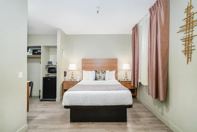 Superior, Queen Bed, Urban Boutique Hotel 5/10