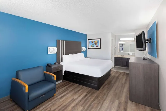 غرفة بسرير كينج، Baymont by Wyndham Selma 3/6