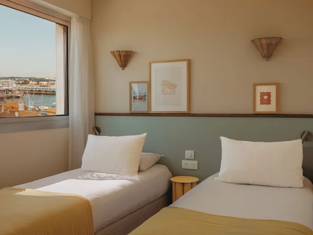 غرفة عائلية رباعية بسرير كوين وسريرين منفصلين، Kyriad Prestige Les Sables D Olonne Plage Centre Des Congres 5/10