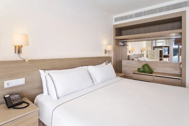 The Level, Queen Bed، Melia Cala Galdana 2/8