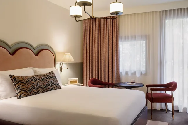 Roomy, Queen Bed، The Hoxton Charlottenburg 1/5