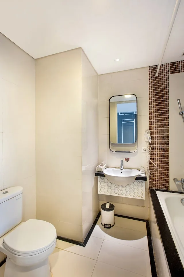 Deluxe King or Twin (For 1 adults, 1 children and 0 infants)، Jambuluwuk Malioboro Hotel Yogyakarta 4/4