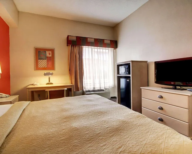 غرفة بسرير مزدوج، Quality Inn & Suites Hattiesburg North 2/3