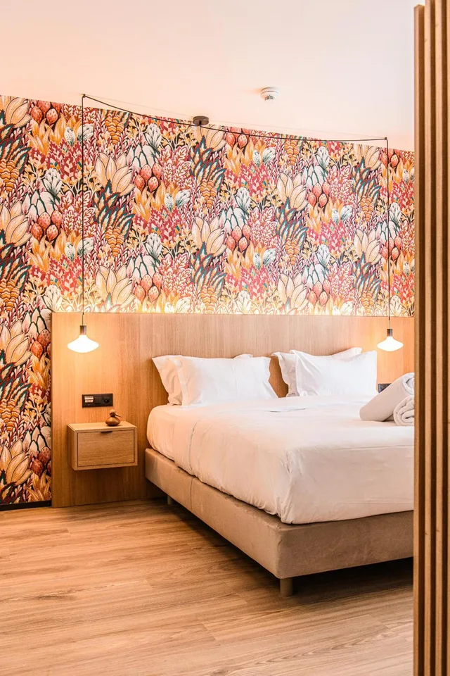 جناح جونيور، Afterwork Hotel 5/10