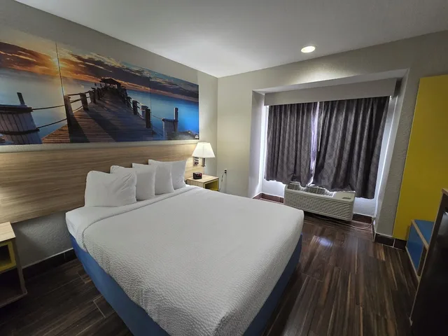 Room, Queen Bed, Days Inn And Suites By Wyndham Tampa Raymond James Stadium 3/10