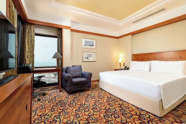 غرفة قياسية بسرير كينج بإطلالة على البحر للمدخنين، Holiday Inn Kuwait 3/6