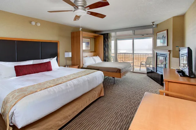 غرفة قياسية بسرير كينج وسرير كوين بمطبخ صغير، Best Western Plus Ocean View Resort 3/10