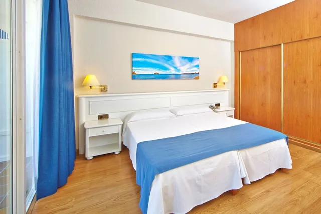 غرفة بسريرين منفصلين بإطلالة على الشاطئ بشرفة، Flamboyan Caribe Hotel & Spa 7/10