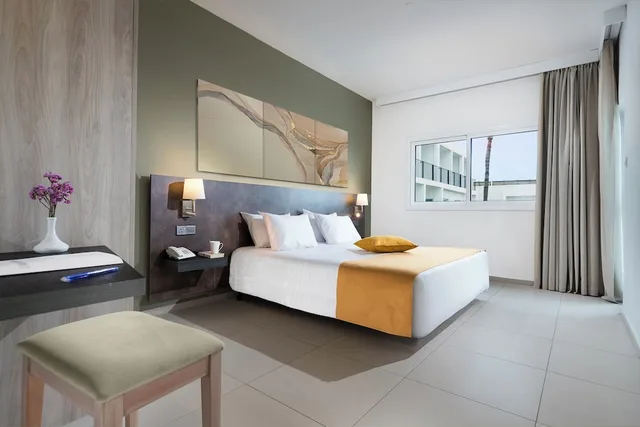 جناح بإطلالة على المسبح بغرفة نوم واحدة، Mayfair Hotel 1/3