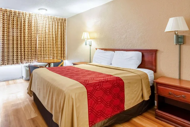 غرفة بسريرين كوين للمدخنين، Econo Lodge Inn Suites Near Bricktown 2/4