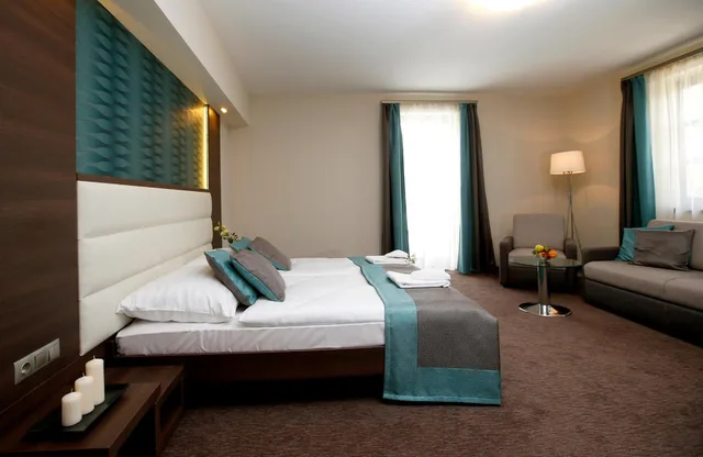 Superior, Double Bed, Two Extra Beds، Villa Volgy 1/2