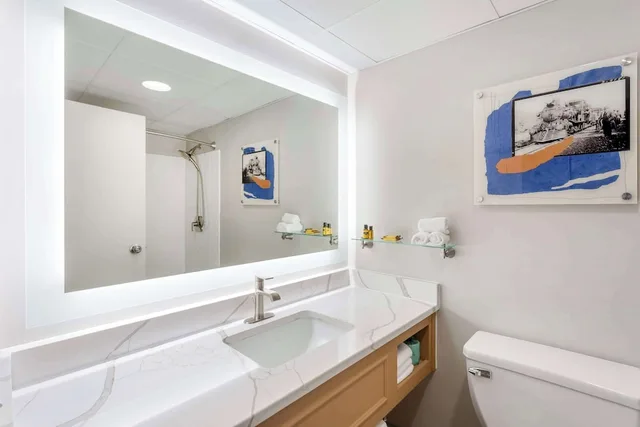 غرفة قياسية بسرير كينج بحوض جاكوزي، Best Western Plus Heritage Rail Inn & Suites 9/10