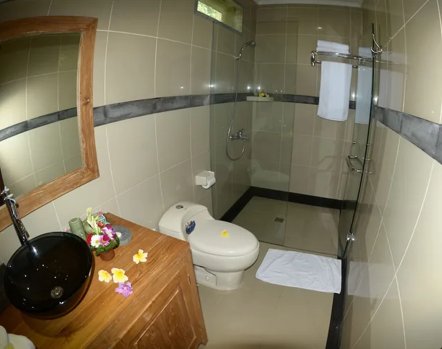 غرفة بسريرين منفصلين بشرفة، De Umah Bali Eco Tradi Home 4/4