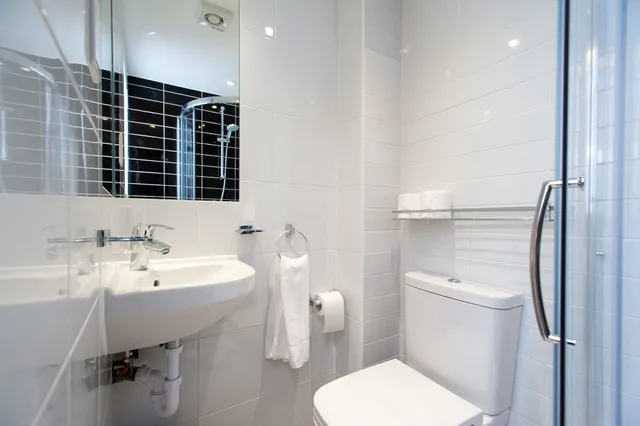 غرفة ثلاثية بسرير مزدوج وسرير فردي بحمام خاص، Marble Arch Inn 4/4