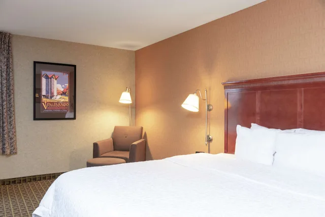 غرفة بسرير كينج بحوض استحمام لذوي الإعاقة، Hampton Inn & Suites Valparaiso 2/7