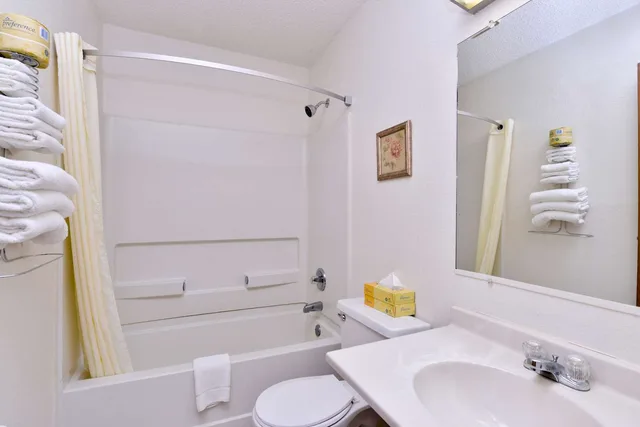 Suite, King Bed, Jetted Tub, Americas Best Value Inn & Suites International Falls 2/2