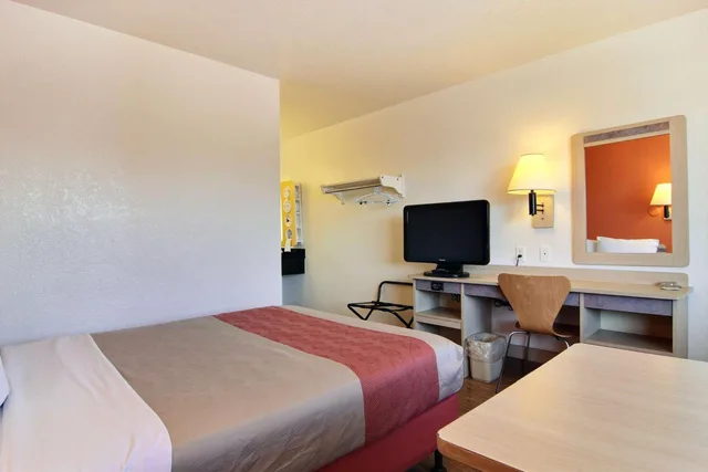 1 Queen Bed - ADA/Tub/Micfridge, Motel6 San Angelo, TX 8/10