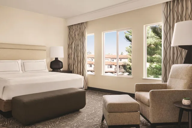 Presidential, Suite, King Bed, 2 Queen Beds, Resort View, Sofa، Zachari Dunes on Mandalay Beach, Curio Collection by Hilton 1/5