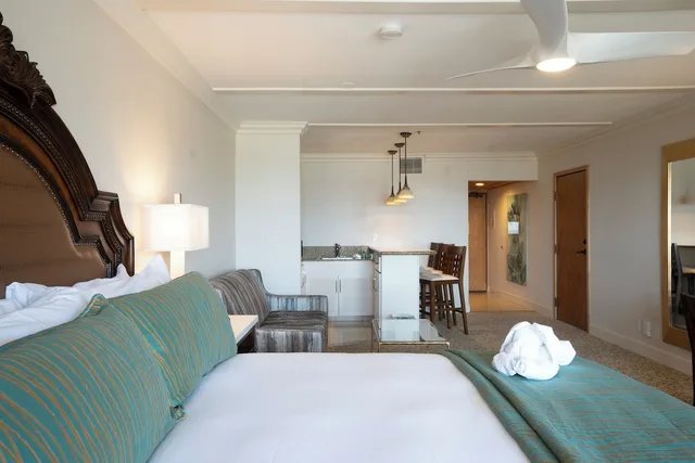 جناح جونيور بسرير كينج بإطلالة جزئية على البحر مع أريكة، Pacific Terrace Hotel 1/8