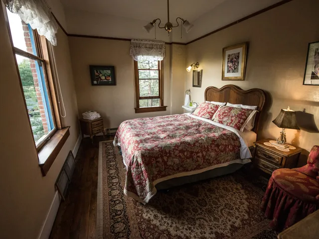 Traditional, Queen Bed, Shared Bathroom, Balch Hotel 3/10