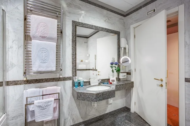 غرفة بريميوم ثلاثية بسريرين منفصلين مع أريكة، Rivoli Boutique Hotel 8/8
