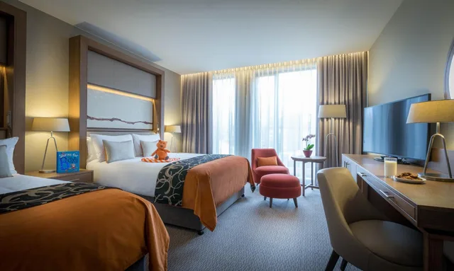 غرفة تنفيذية بسريرين منفصلين وسرير مزدوج وسرير فردي، Clayton Hotel Chiswick 1/1