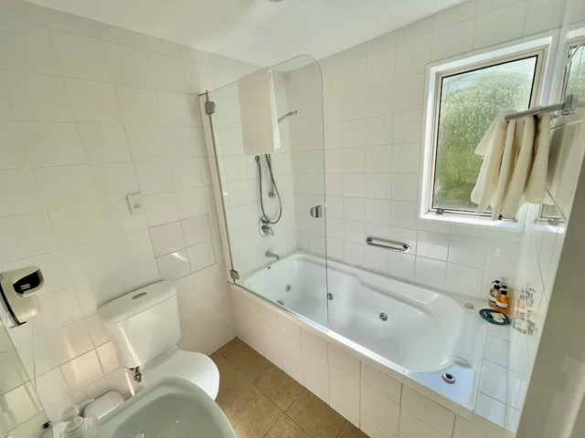 2 Bedrooms, Spa, Suite, 1 Double and 3 Single Beds, Kitchen، Amalfi Motor Lodge 5/5