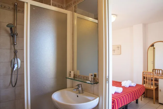 غرفة بسرير مزدوج بإطلالة على البحر، Hotel Beverly 7/9