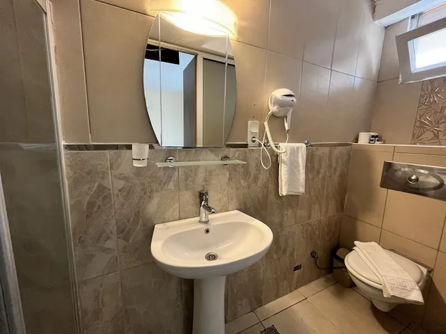 غرفة قياسية ثلاثية بثلاثة أسرّة، Romeo Beach Hotel 10/10