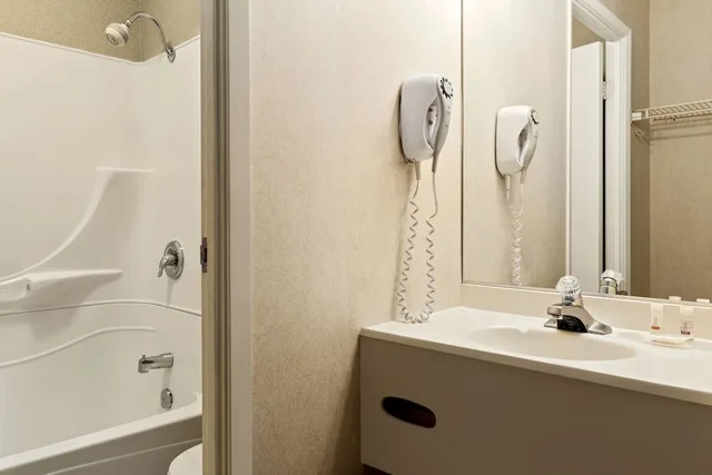 Efficiency, 1 King and 2 Double Beds، Days Inn By Wyndham Trois-Rivieres 4/4