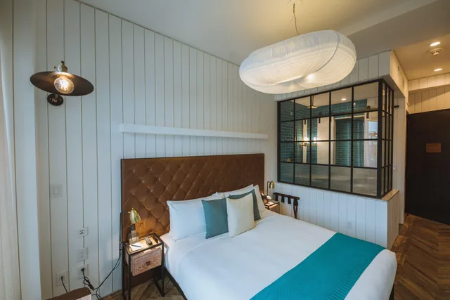 غرفة قياسية بسرير كوين، Arlo Williamsburg 4/4